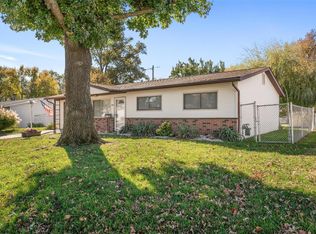 1520 Swallow Ln, Florissant, MO 63031