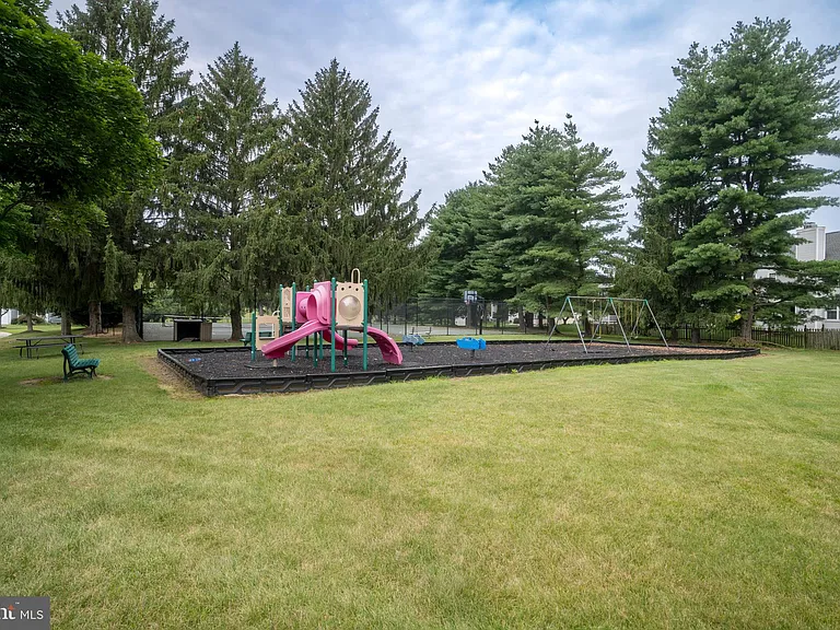 92 Kirkwood Dr — Photo 20