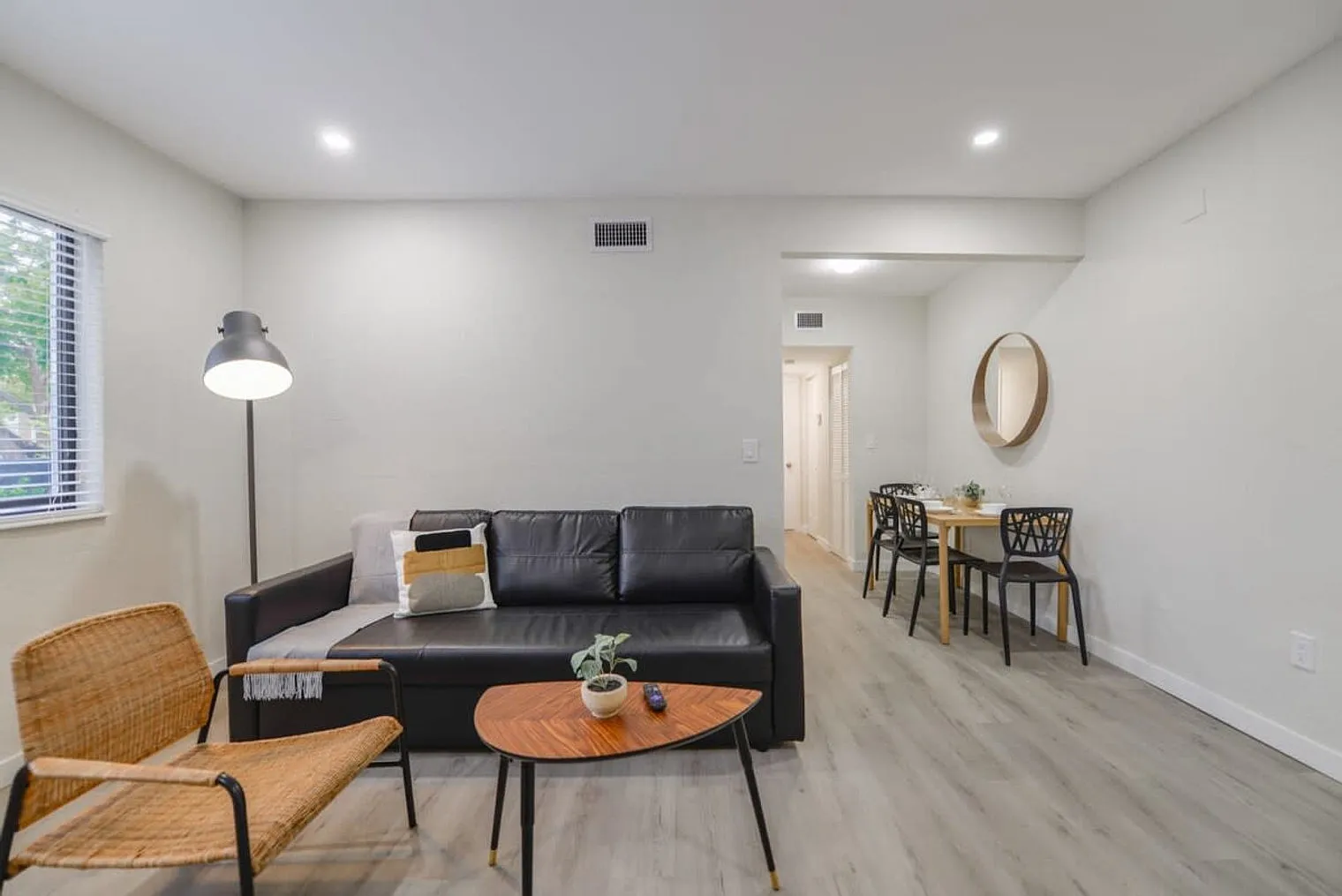 1 bed, 1.0 bath, 635 sqft, $2,057 — Photo 2