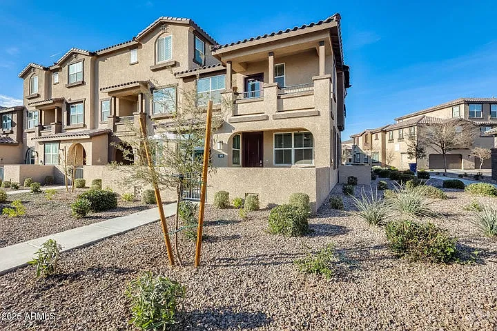 3 bed, 2.5 bath, 1856 sqft, $2,399 — Photo 2