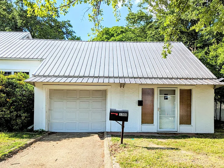 1300 Cloverdale Rd #A — Photo 1