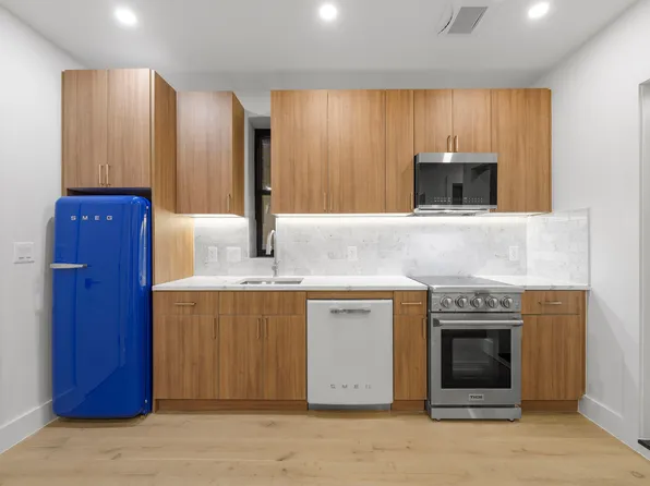 190 Sixth Avenue image 1 of 10