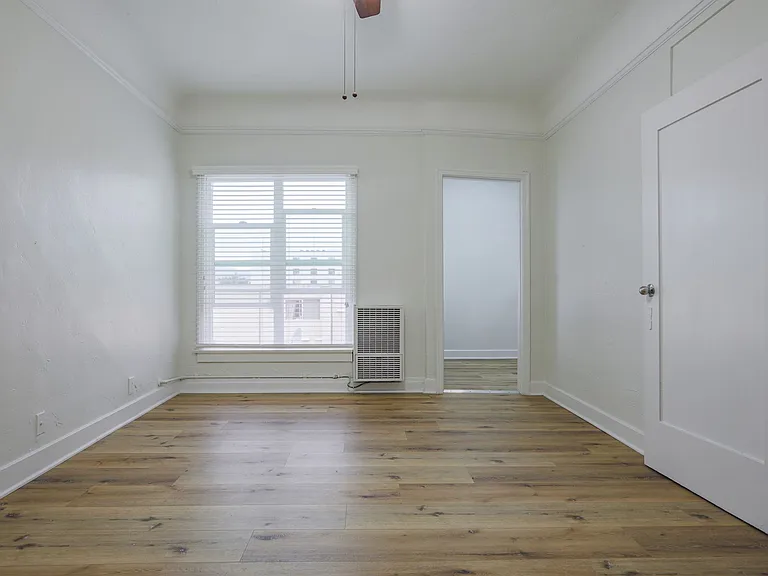 Catalina Apartments — Photo 17
