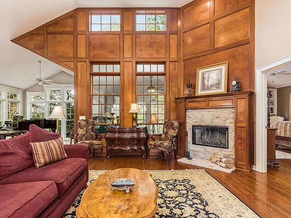 3rd image of 9828 Oxford Cir