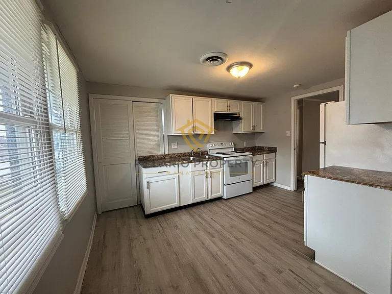 2422 Coyner Ave — Photo 7