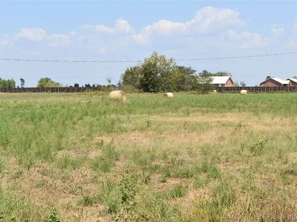 3 N 4210th Rd, Hugo, OK 74743