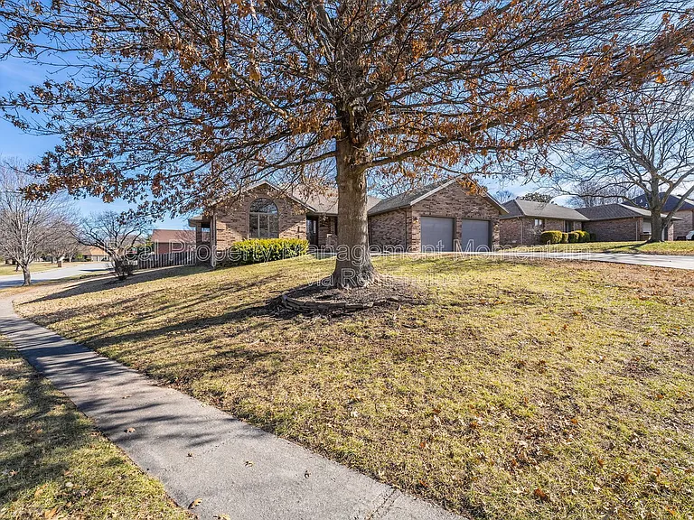 1868 S White Oak Ave — Photo 33