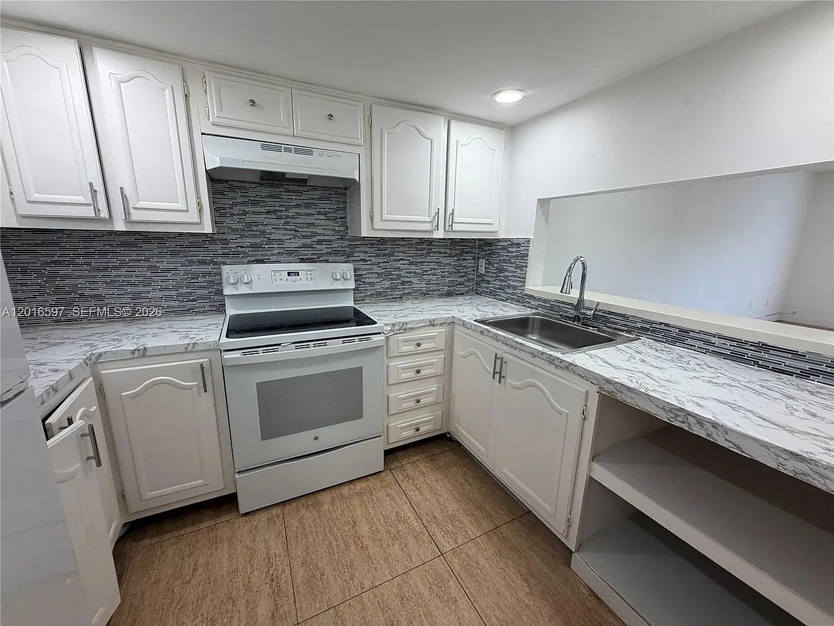 Building Photo - 13685 NE 10th Ave #304