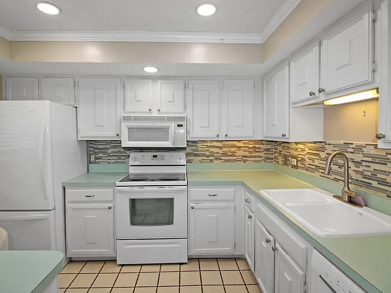 995 Laguna Dr #305 — Photo 3