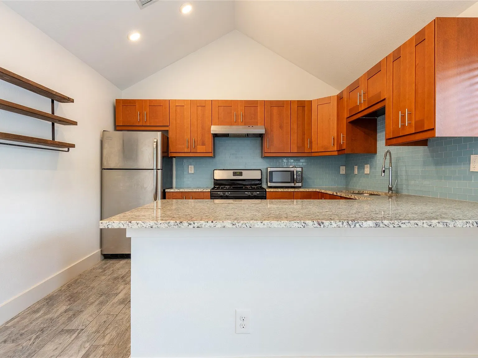 2 bed, 1.0 bath, 597 sqft, $1,199 — Photo 2