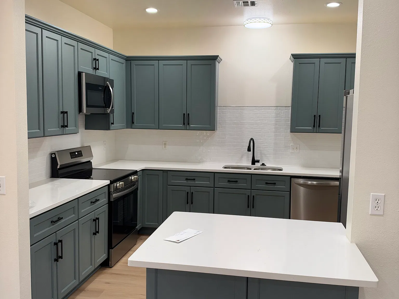 3 bed, 1446 sqft, $2,100 — Photo 3