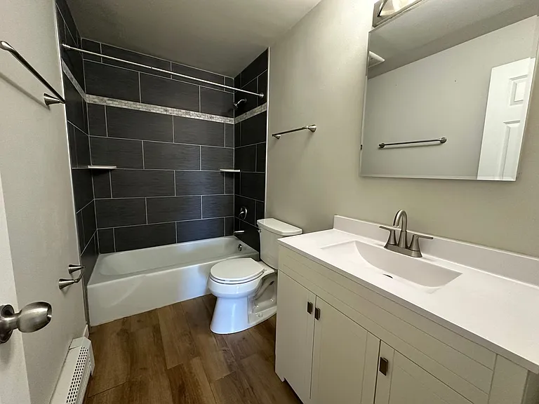124 - 224 S Bird Street Apartments — Photo 20
