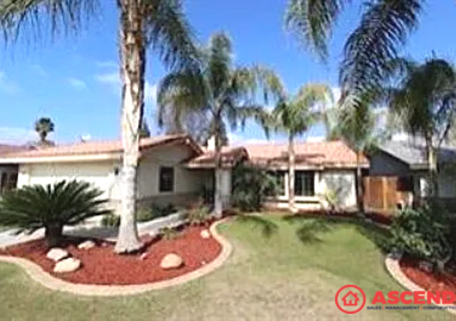 Spacious 4BD/2BA Home in Bakersfield's 93308 Fireplace, Pool, Pets Welcome! — Photo 1
