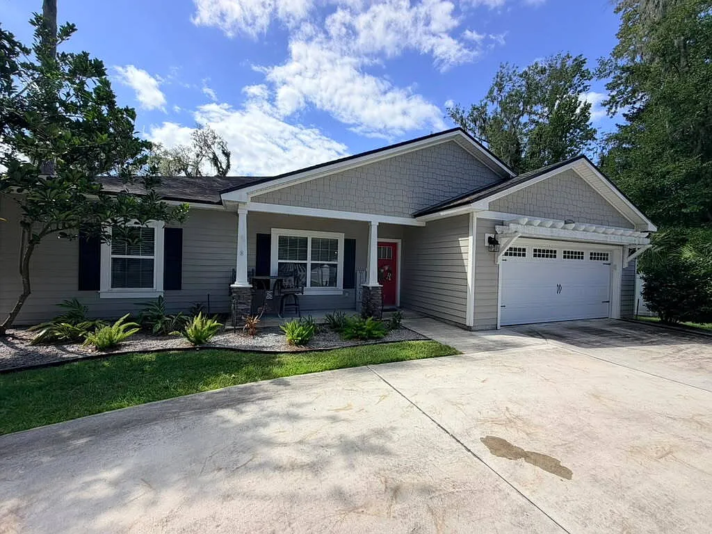 4 bed, 2.0 bath, 2196 sqft, $2,800 — Photo 1
