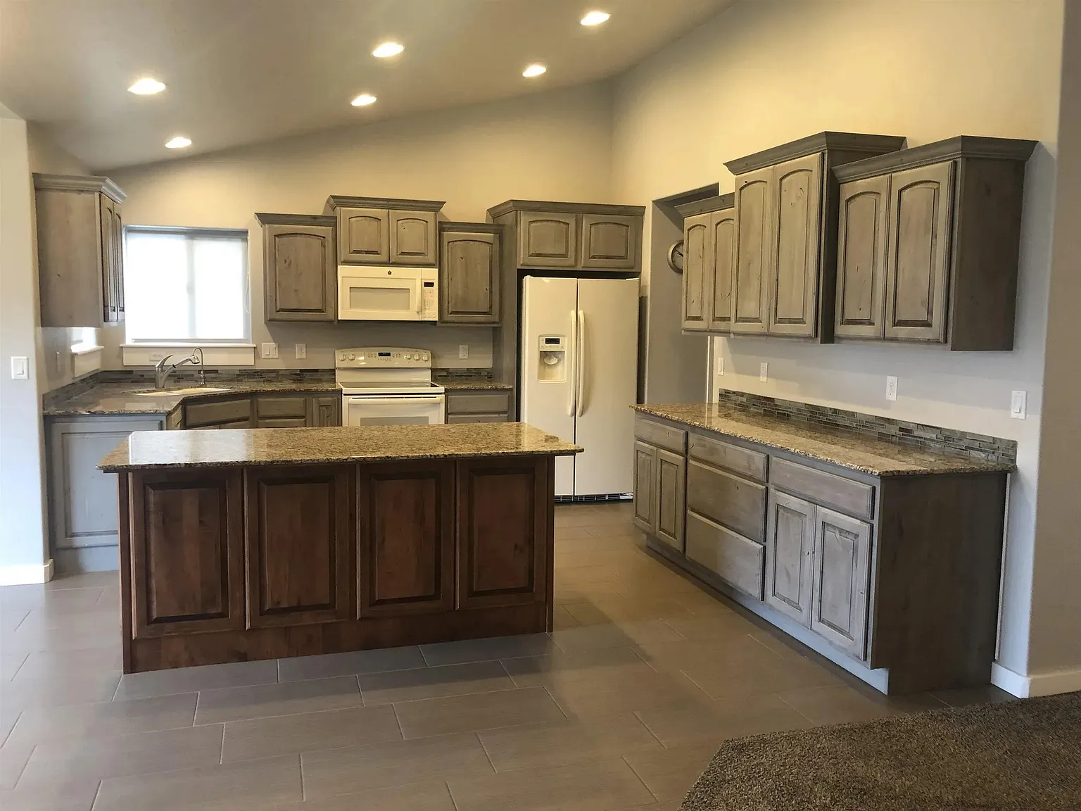 $2100 | 3 bedroom 2 bathroom House w/ Garage | Twin Falls, ID 83301 — Photo 2