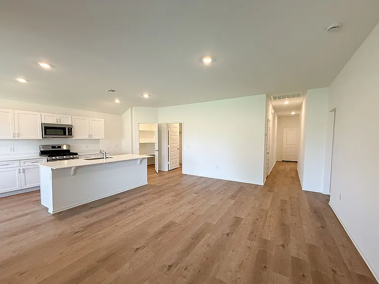16309 Harvester Dr — Photo 2
