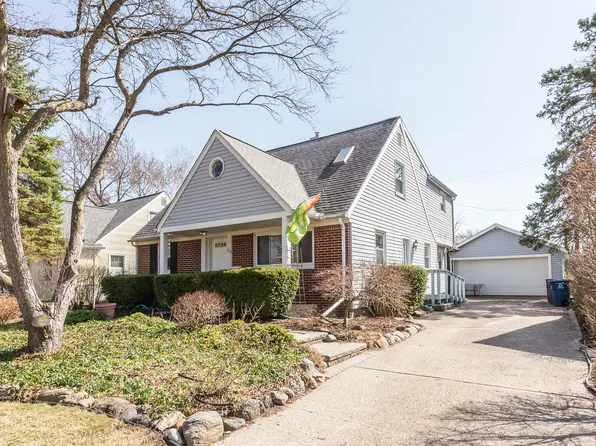 1914 Crestland Dr, Ann Arbor, MI 48104
