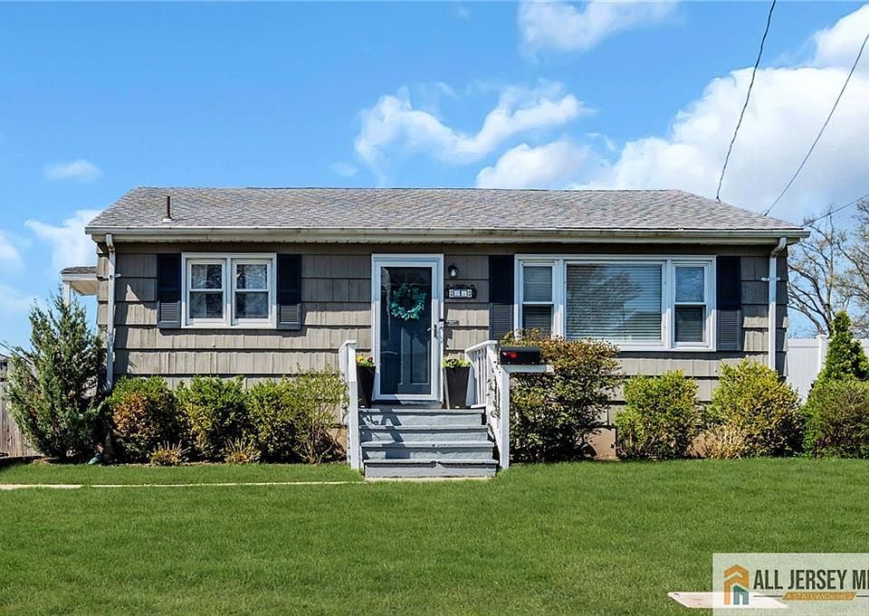 1st image of 25 Woodview Ave