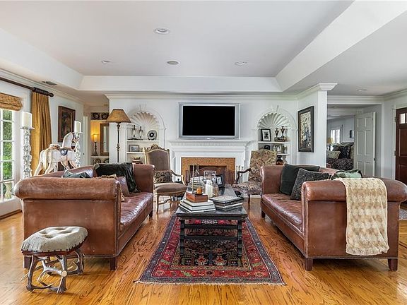 3rd image of 921 Greenway Ln