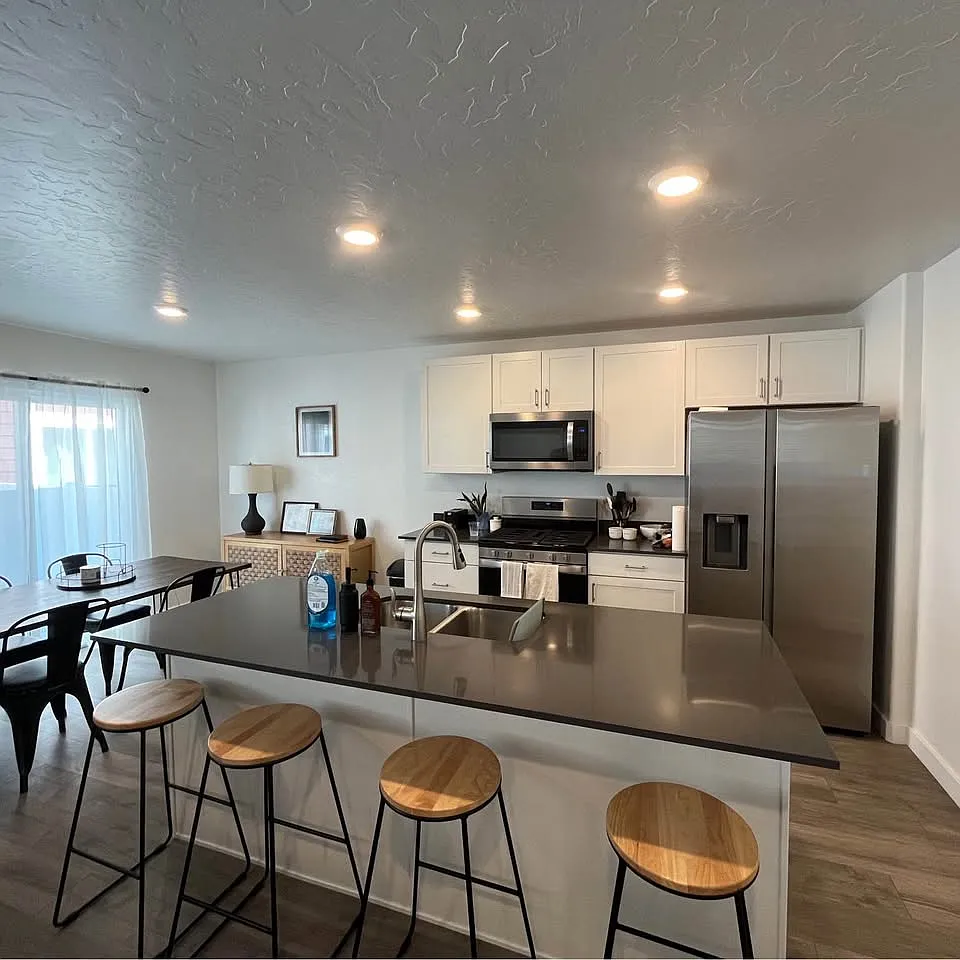 4 bed, 3.5 bath, 2800 sqft, $2,300 — Photo 3