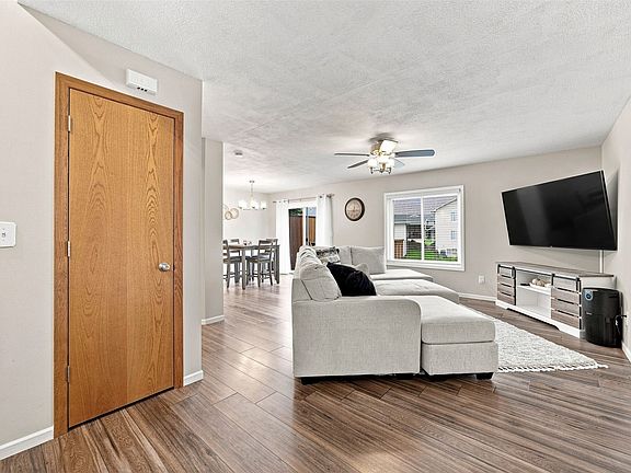 3rd image of 3542 Stoneview Cir SW
