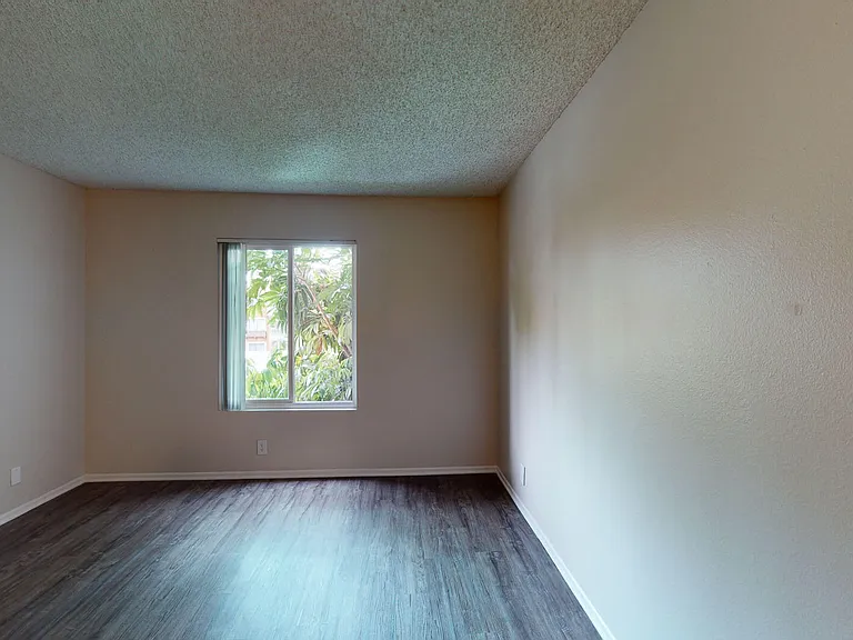 Huntington Vista — Photo 36