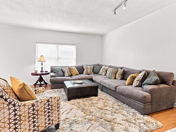 4th image of 8145 Hunters Grove Ln