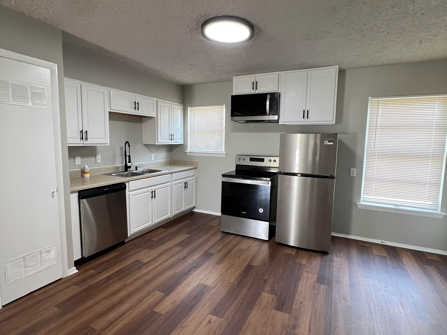 4 bed, 1252 sqft, $2,200 — Photo 3