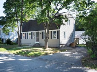 21 Bailey St, Rumford, RI 02916