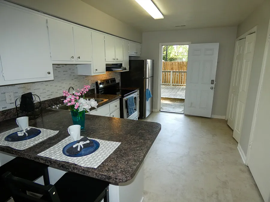 4 bed, 1360 sqft, $2,285 — Photo 3