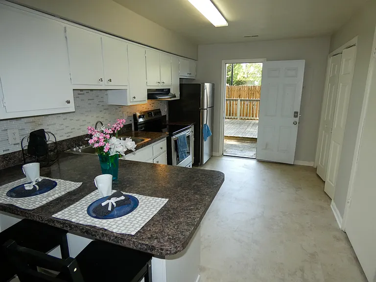 871 W 41st St #B — Photo 3