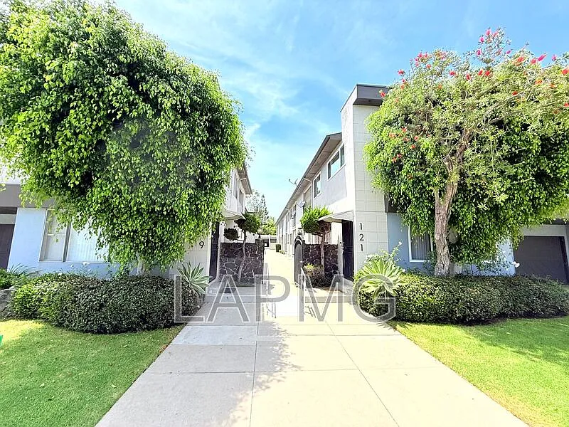 119 N Hillcrest Blvd #16