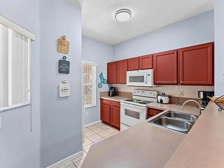 1017 Park Ridge Cir — Photo 4