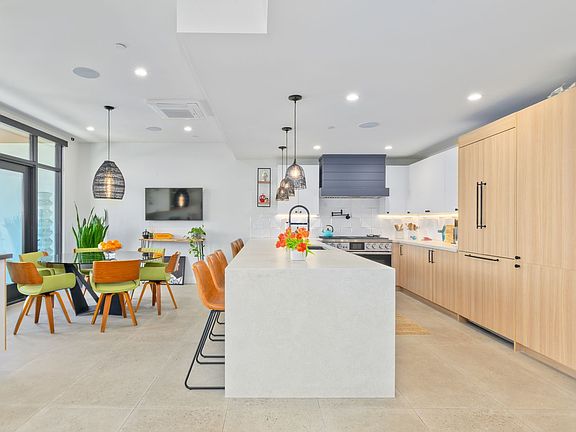 2nd image of 502 Balboa Blvd E