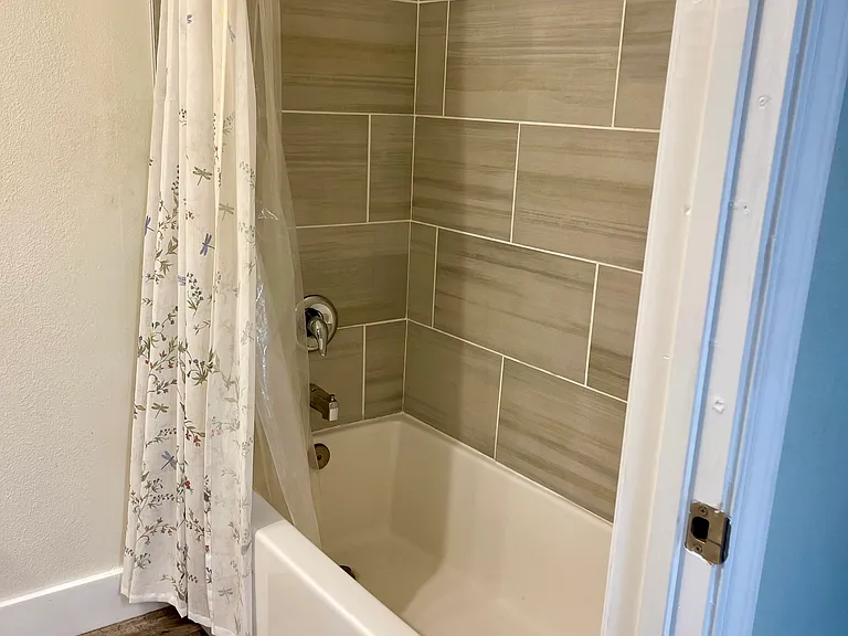 510 SW Coast Ave #B — Photo 2