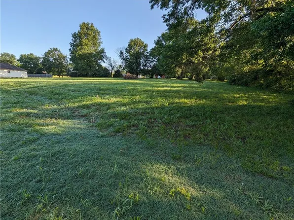E Musket Rd, Nevada, MO 64772