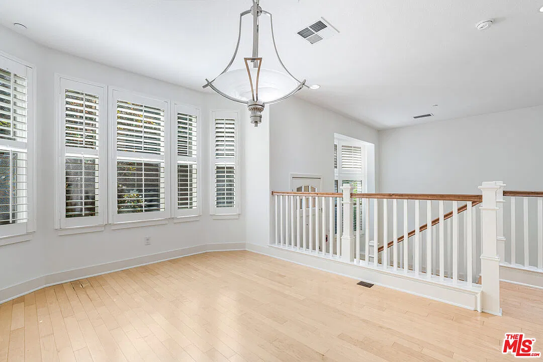 3 bed, 2.5 bath, 2135 sqft, $7,300 — Photo 4