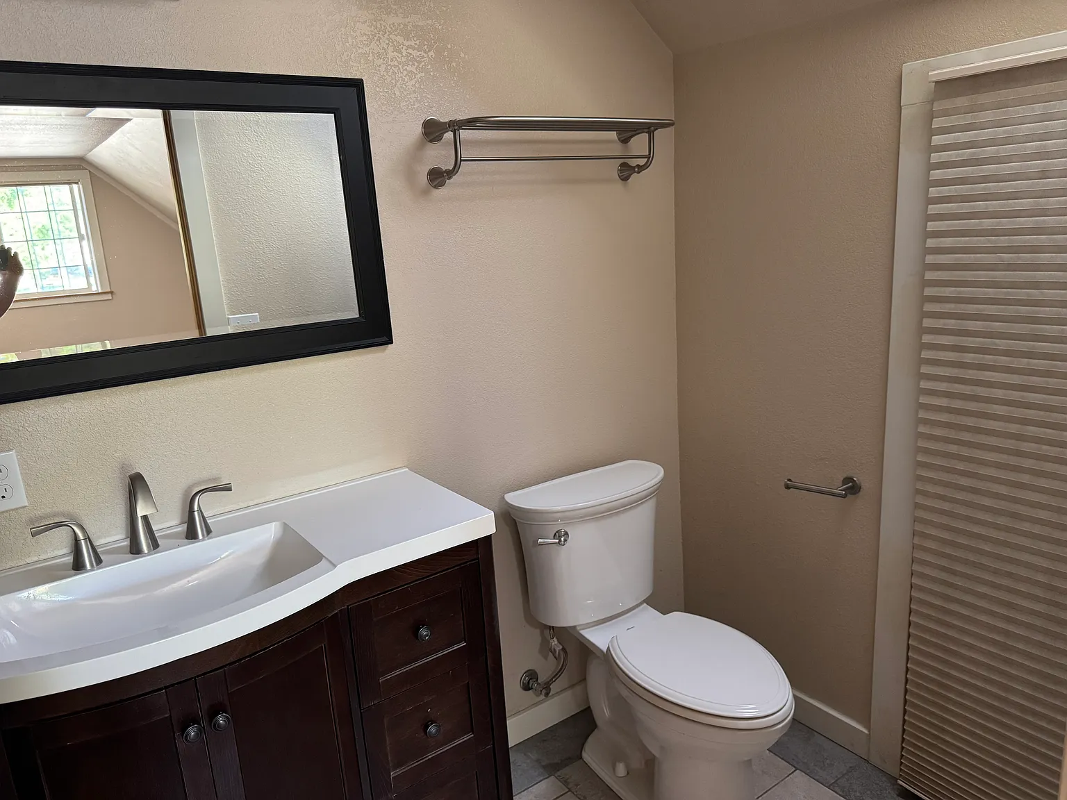 4 bed, 3.5 bath, 2208 sqft, $2,400 — Photo 2