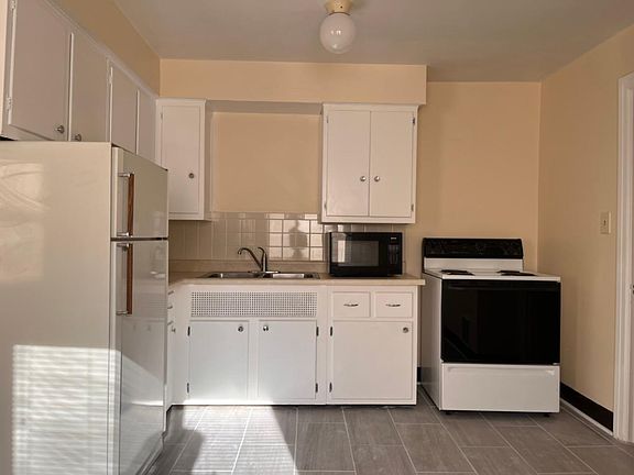 3rd image of 1425 Old Lane Ave #4