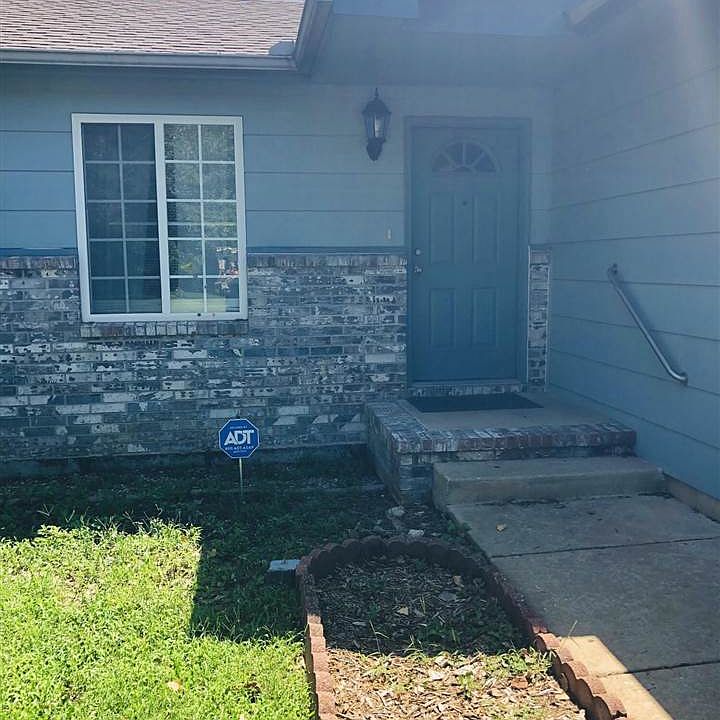 2nd image of 1615 E Beaumont Dr
