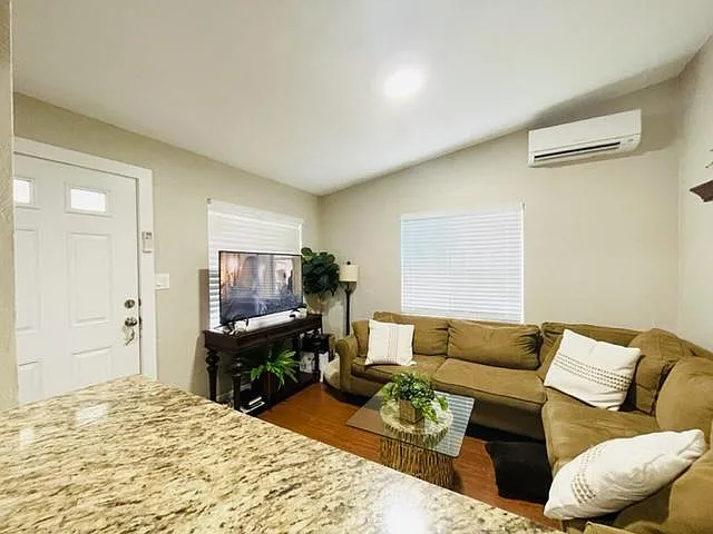 3003 E Washington St — Photo 11