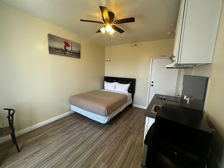 Soto Rose Apartments — Photo 45