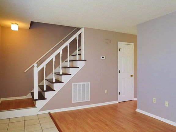 4th image of 228 Oakcrest Cir