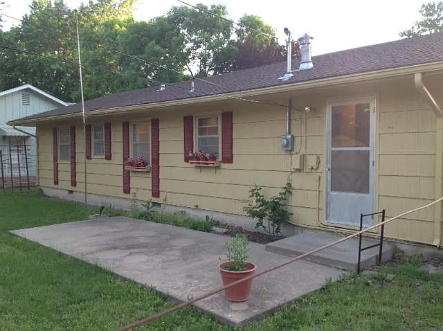 Building Photo - 2604 Rosewood Ave