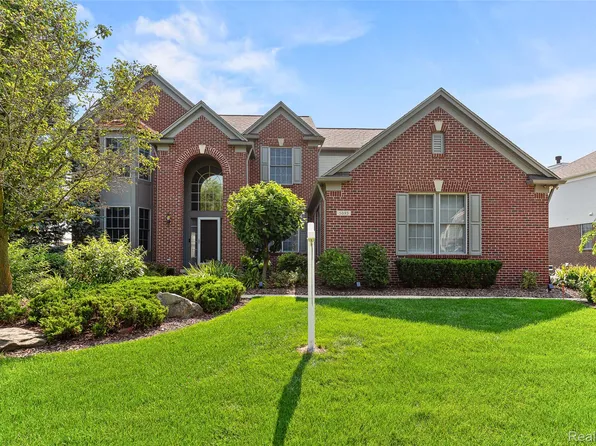5093 Creekmonte Dr, Rochester, MI 48306