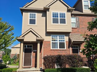 2690 Helmsdale Cir, Rochester Hills, MI 48307