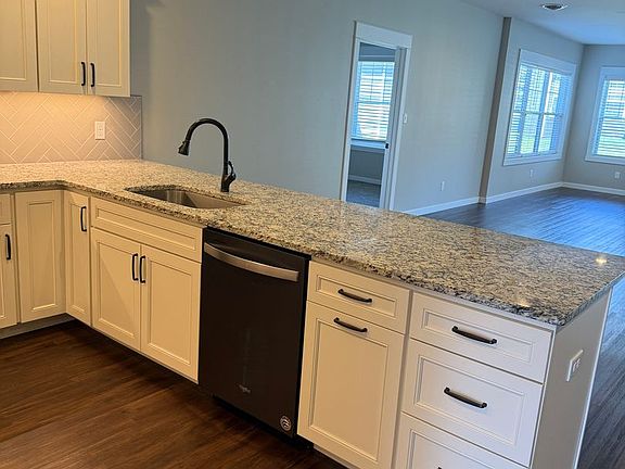 4th image of 122 Cardinal Dr