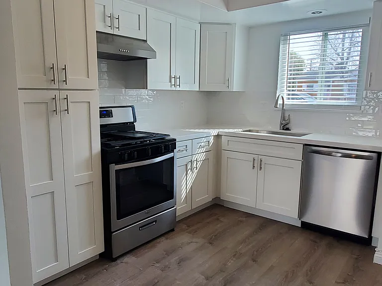 297 16th Pl #B — Photo 3