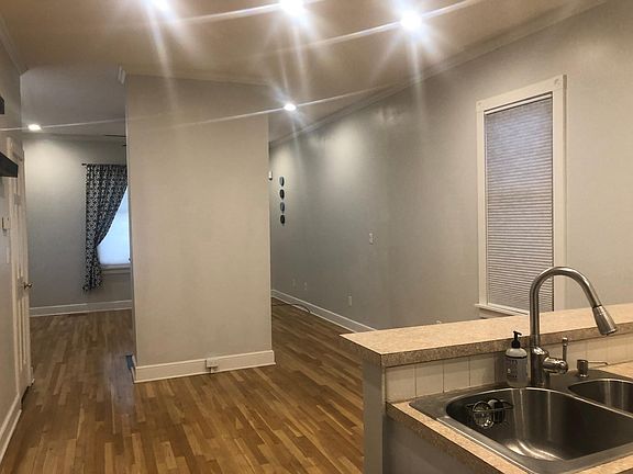 5th image of 31 E Hoster St