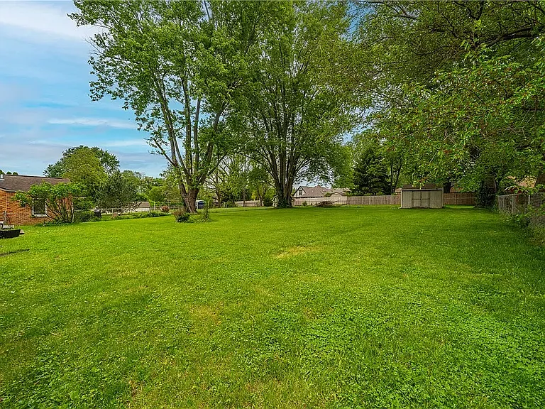 110 Parker Dr — Photo 3